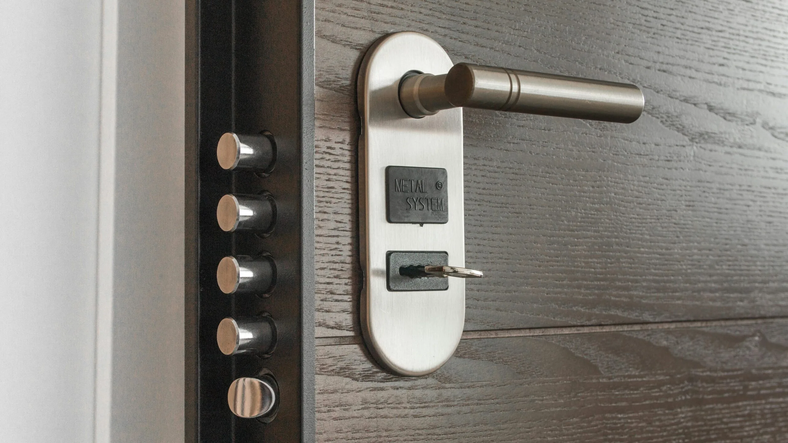 Can a Landlord Lock Out a Tenant in Dubai